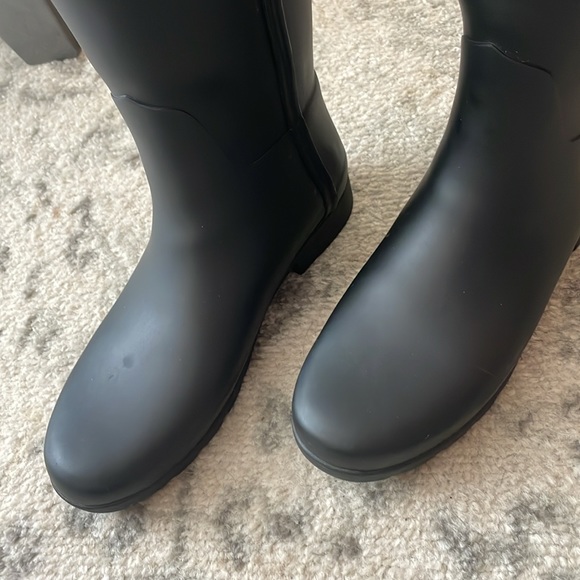 Hunter rain boots. Woman’s size 7 , tall - Picture 8 of 10